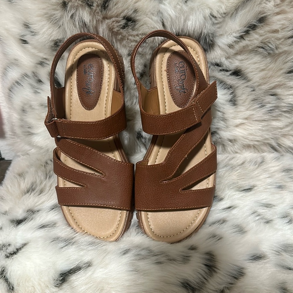 Euro Soft 7 1/2 Wide cushioned sole sandals with Velcro closure